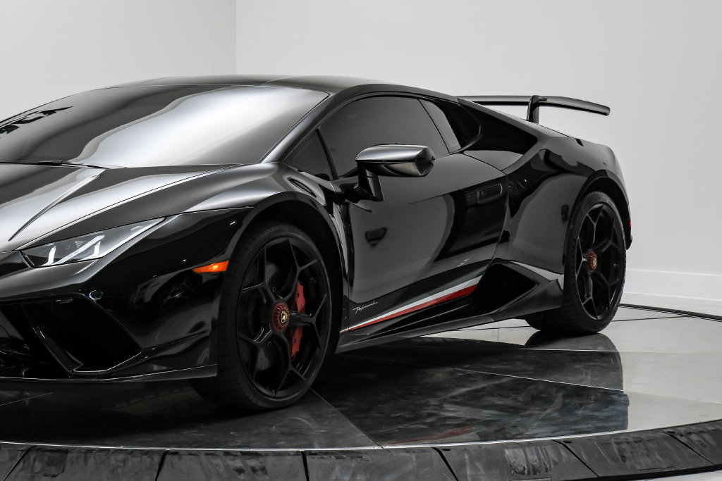 Used 2018 Lamborghini Huracan Performante AWD/4WD image 3