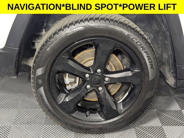 Used 2022 Jeep Grand Cherokee L Limited w/ Black Appearance Package image 8