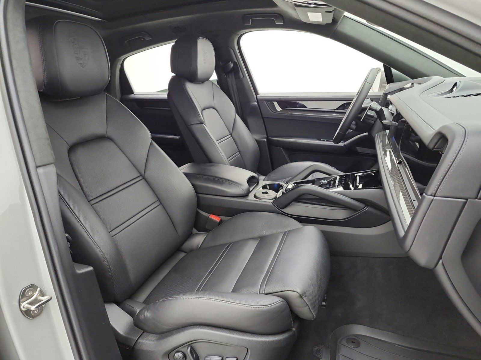 Used 2025 Porsche Cayenne GTS AWD/4WD image 19
