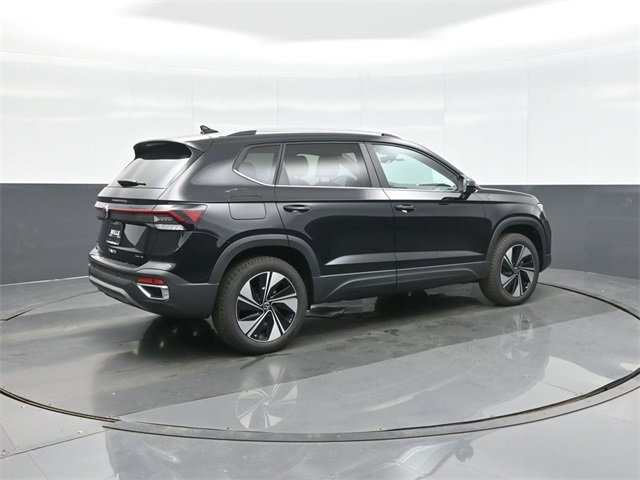 New 2026 Volkswagen Taos SE image 7