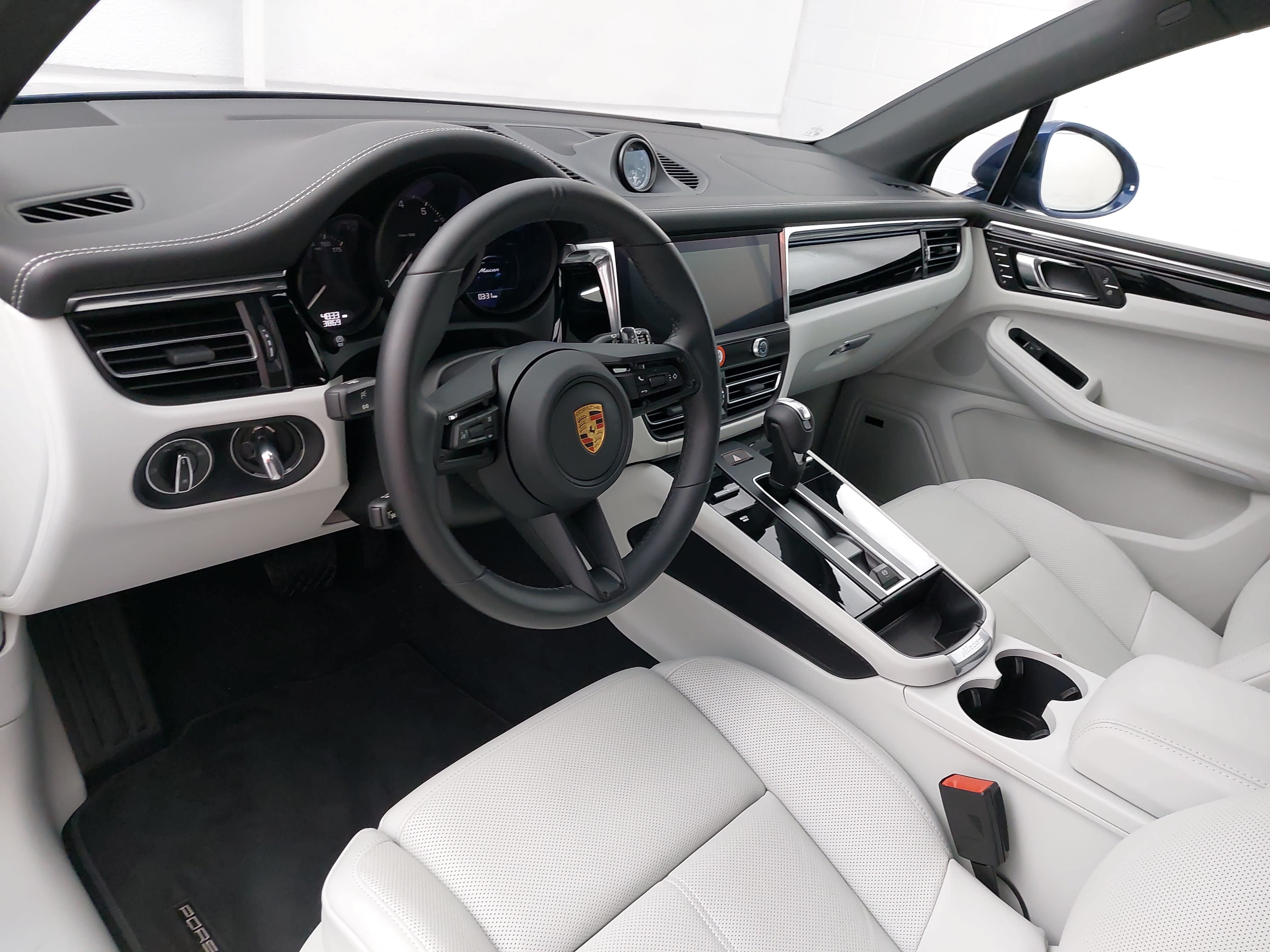 Certified 2026 Porsche Macan AWD/4WD image 18