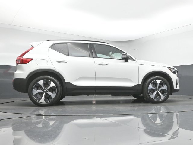Used 2024 Volvo XC40 B5 Plus AWD/4WD image 40