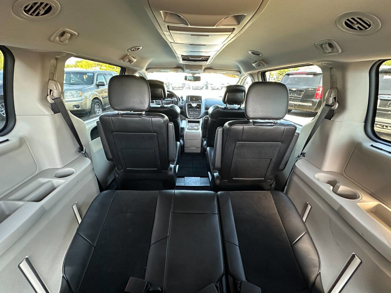 Used 2015 Chrysler Town & Country Limited image 20