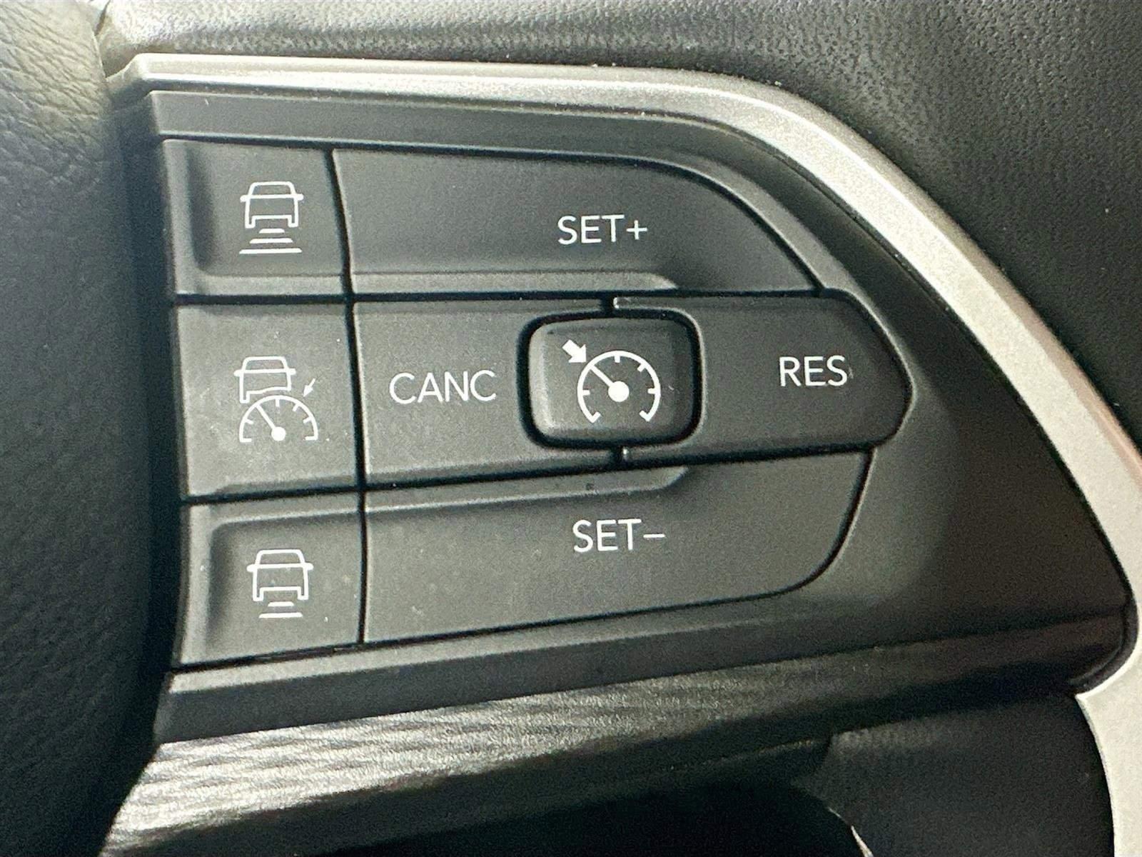 Used 2023 Jeep Grand Cherokee L Laredo image 14