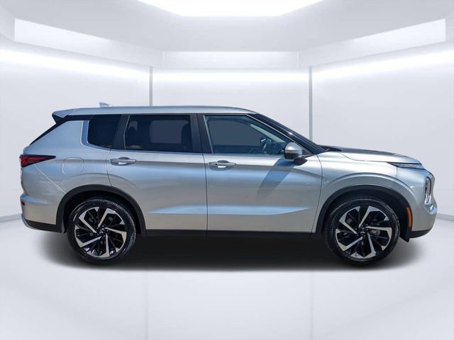 Used 2024 Mitsubishi Outlander SE image 2