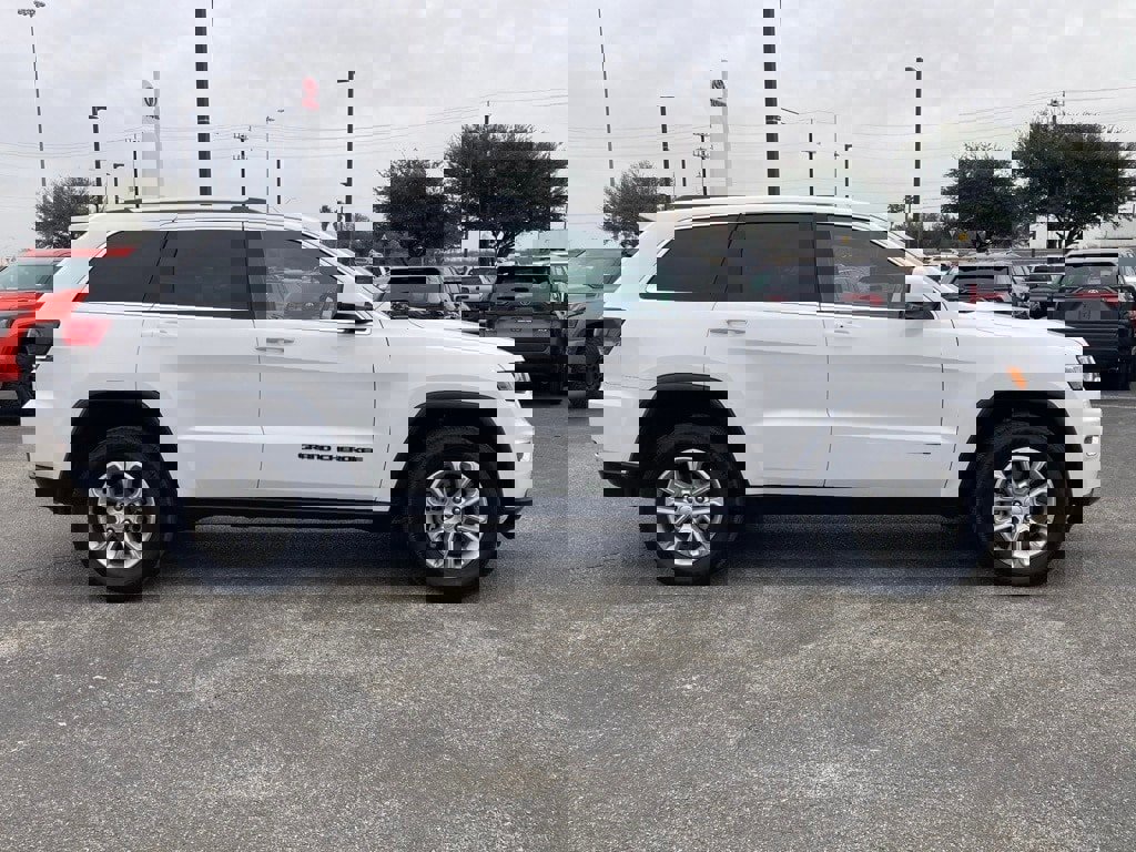 Used 2021 Jeep Grand Cherokee Laredo image 4