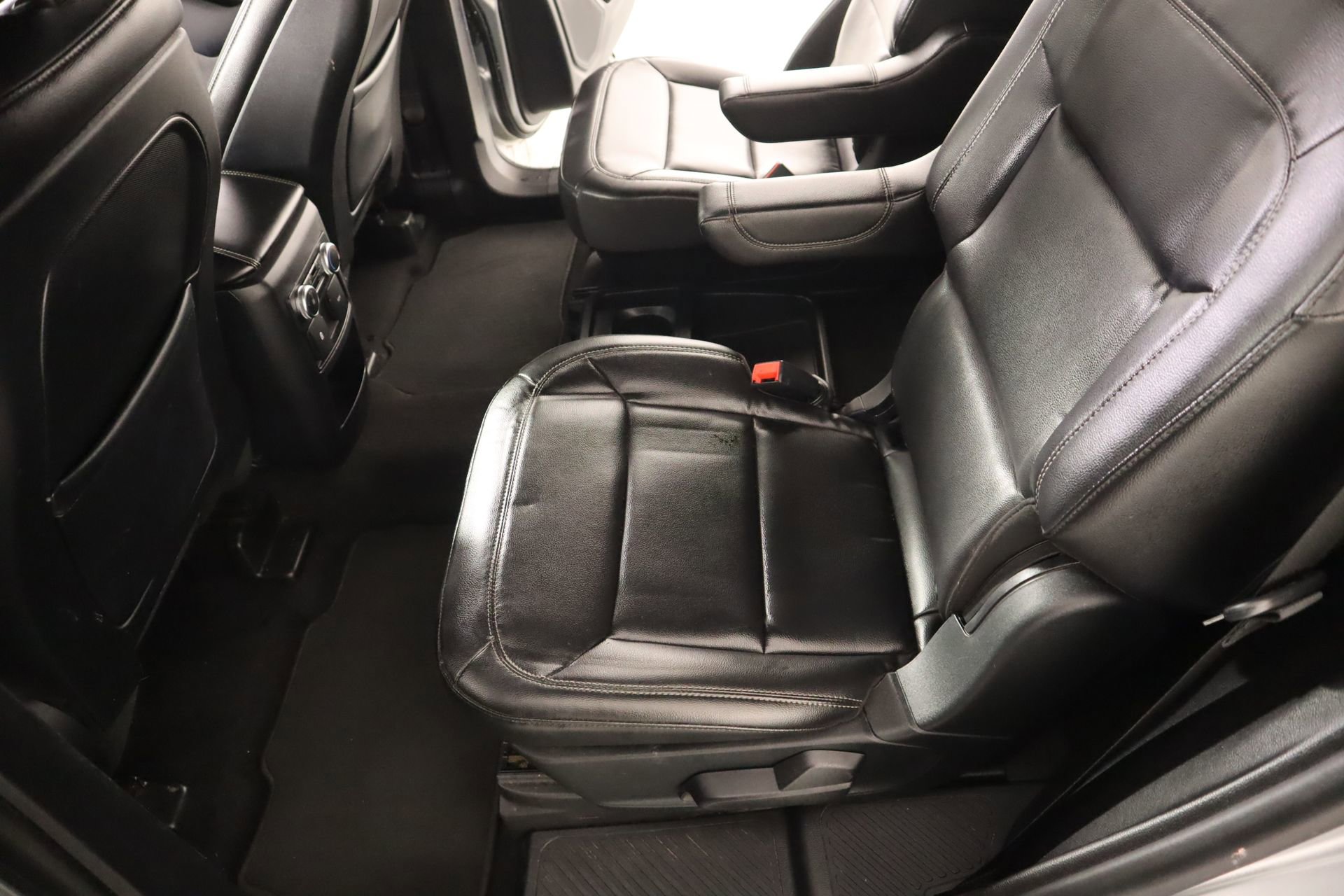 Used 2020 Ford Explorer XLT w/ Equipment Group 202A AWD/4WD image 11