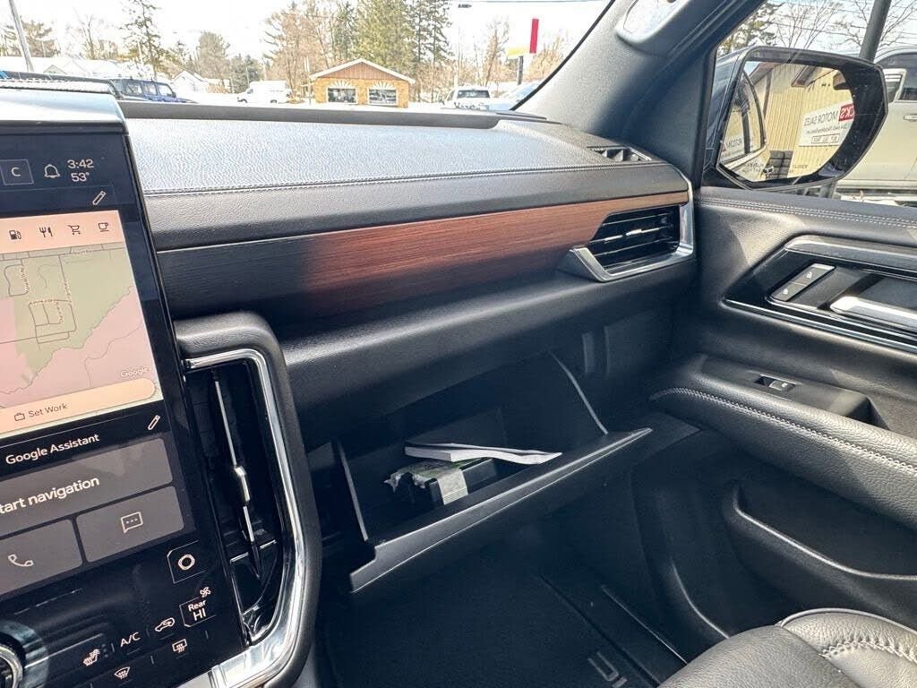 Used 2025 GMC Yukon Denali w/ Sun & Power Step Package image 29