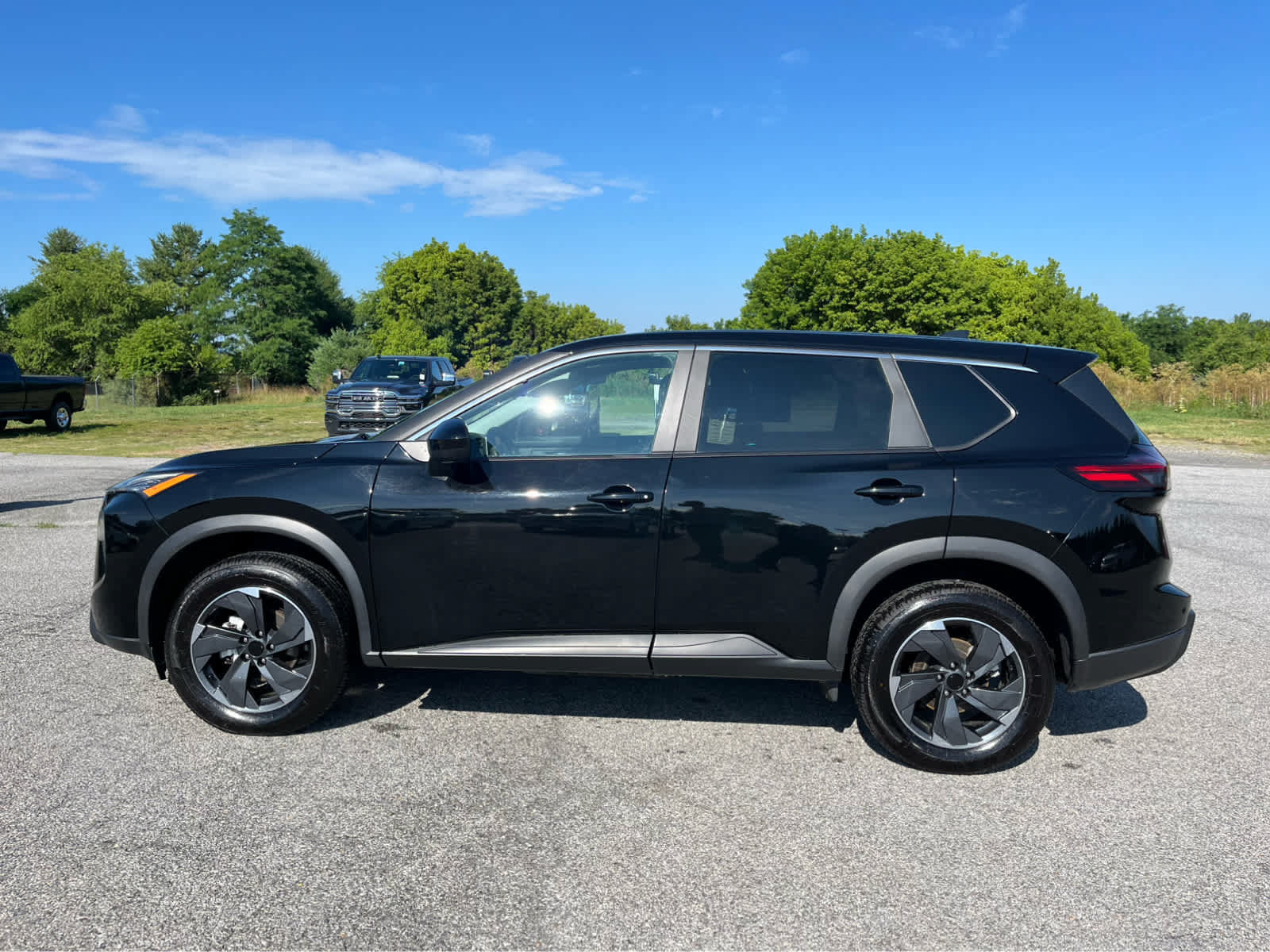 Used 2024 Nissan Rogue SV FWD image 6