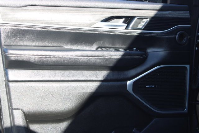 Used 2024 Jeep Wagoneer L Series II AWD/4WD image 9