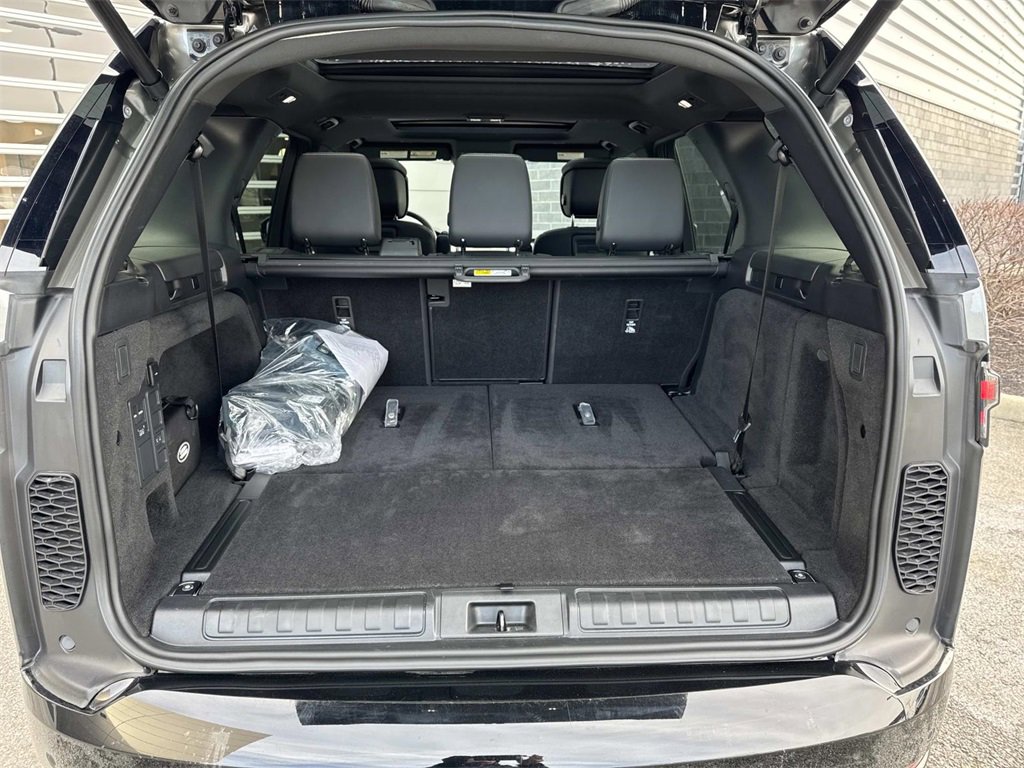 Certified 2025 Land Rover Discovery Dynamic SE image 6