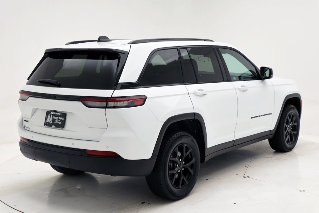 Used 2025 Jeep Grand Cherokee Altitude AWD/4WD image 8
