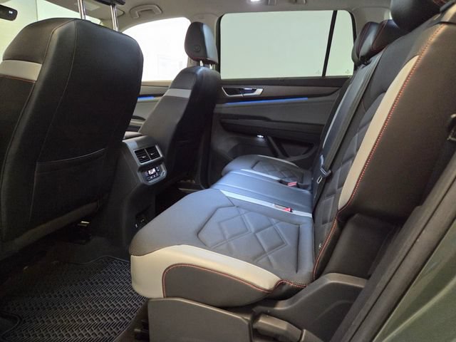 Used 2024 Volkswagen Atlas Peak Edition SE AWD/4WD image 11
