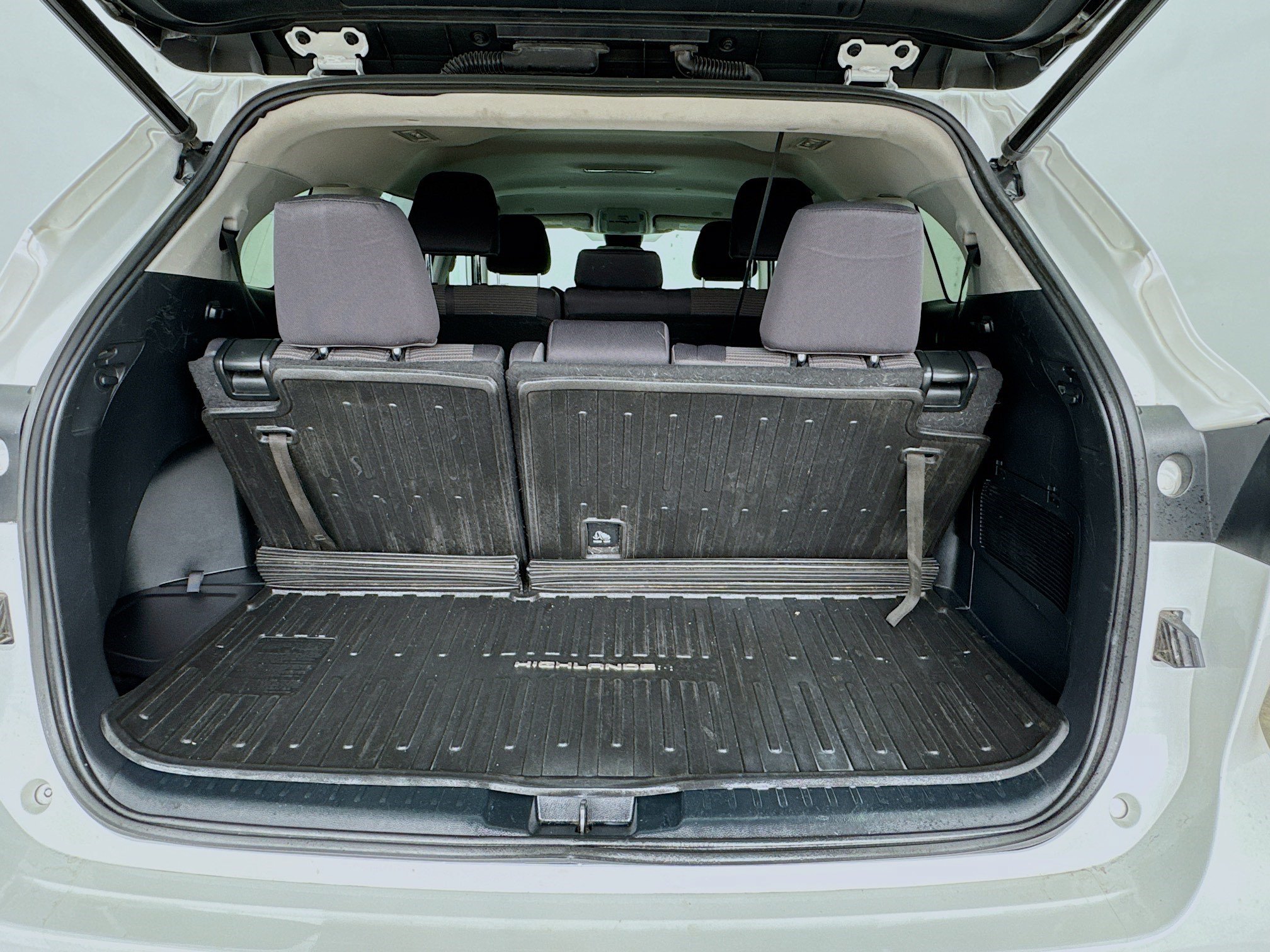 Used 2023 Toyota Highlander LE FWD image 17