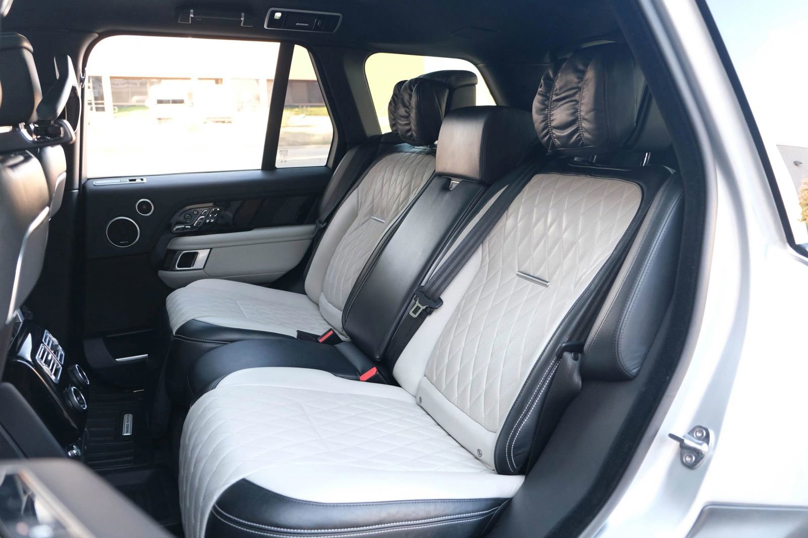 Used 2020 Land Rover Range Rover SV Autobiography Dynamic image 28