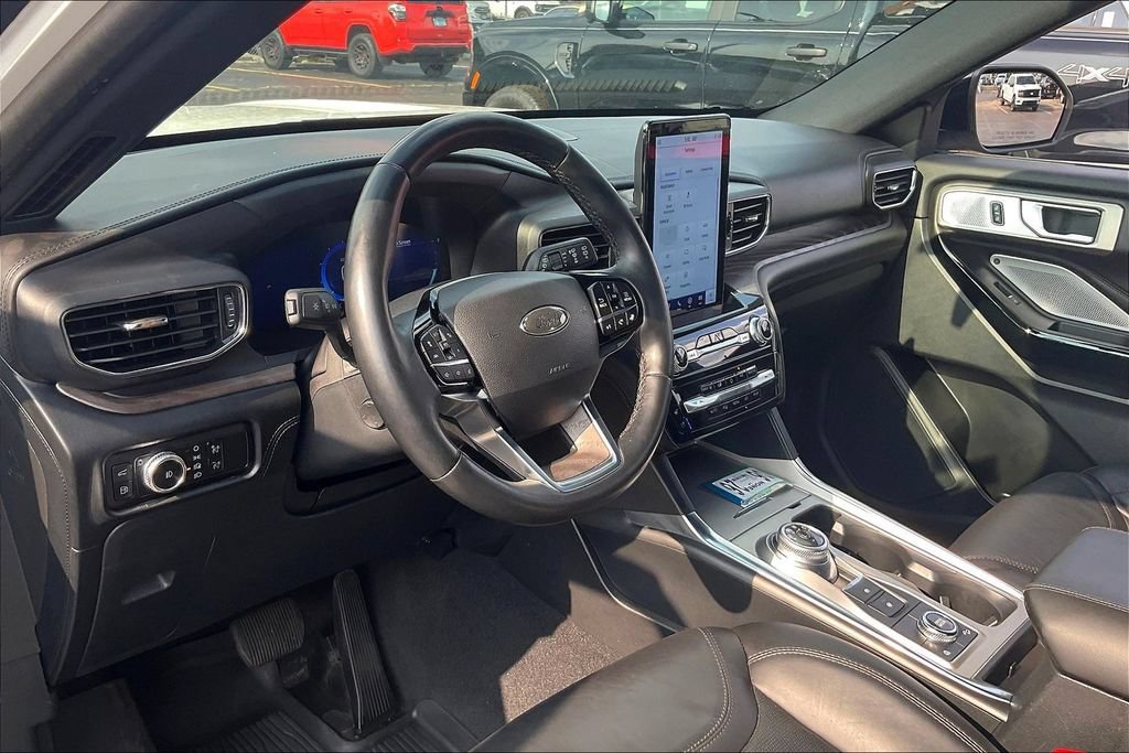 Certified 2023 Ford Explorer Platinum w/ Technology Package AWD/4WD image 13