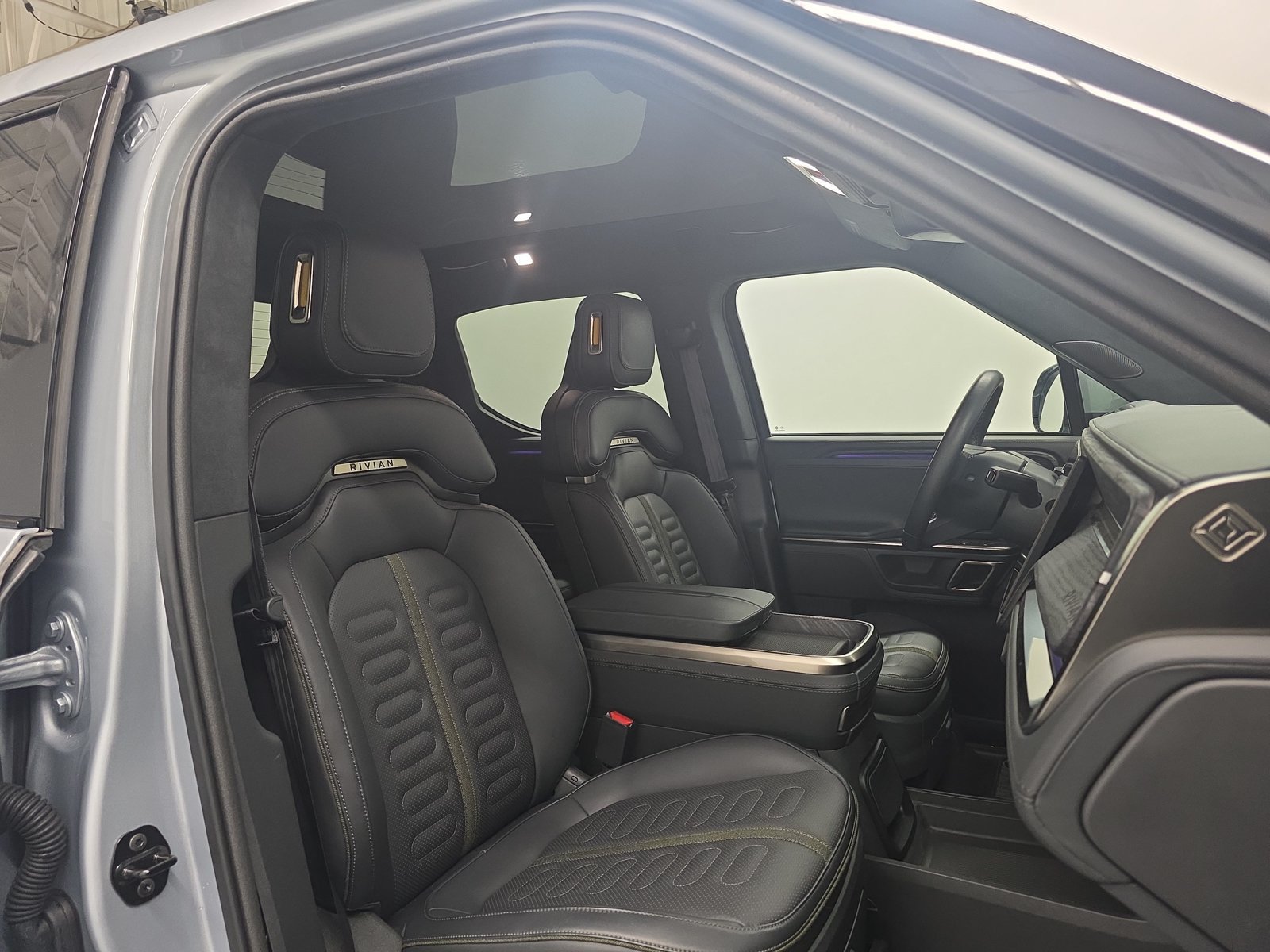 Used 2024 Rivian R1T Adventure Dual AWD/4WD image 23