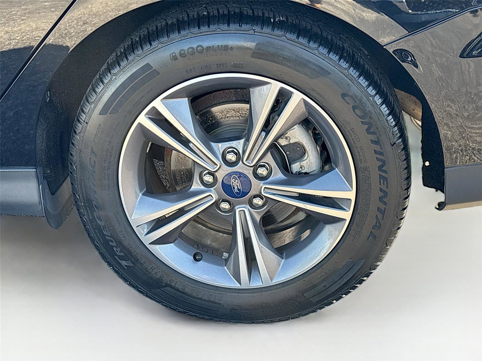 Used 2018 Ford Focus SE w/ SE Appearance Package image 32