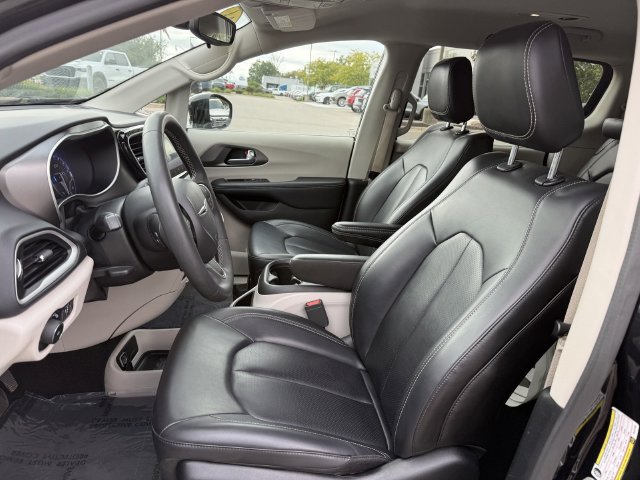 Certified 2024 Chrysler Pacifica Touring-L FWD image 7