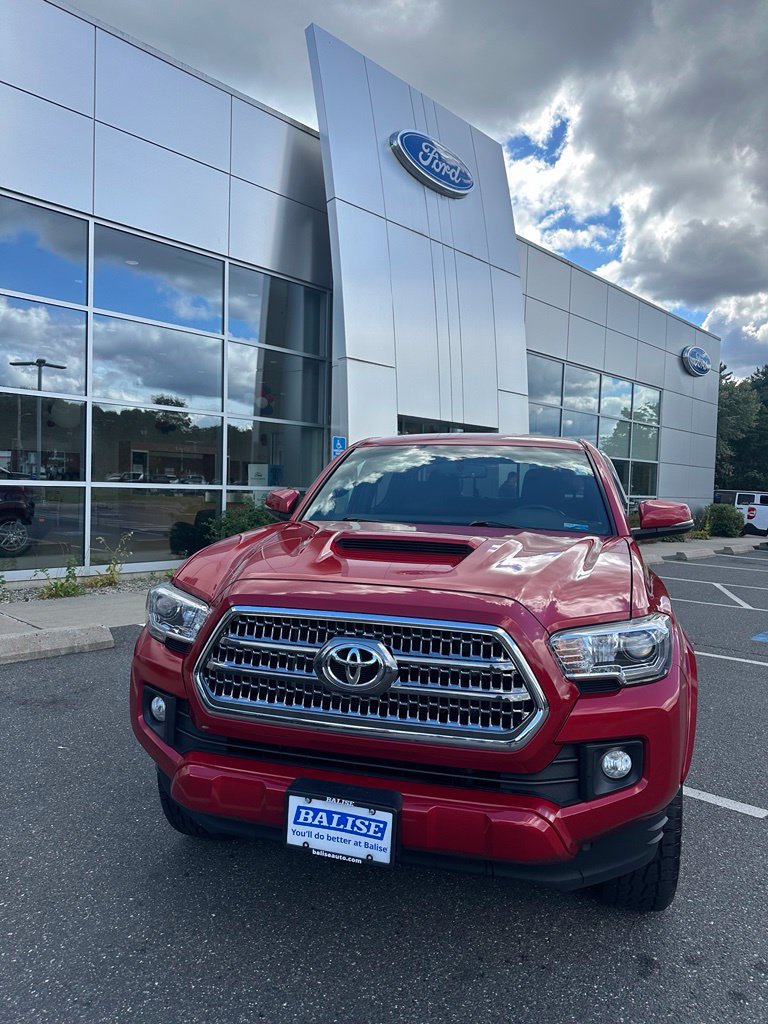 Used 2017 Toyota Tacoma SR5 AWD/4WD image 2