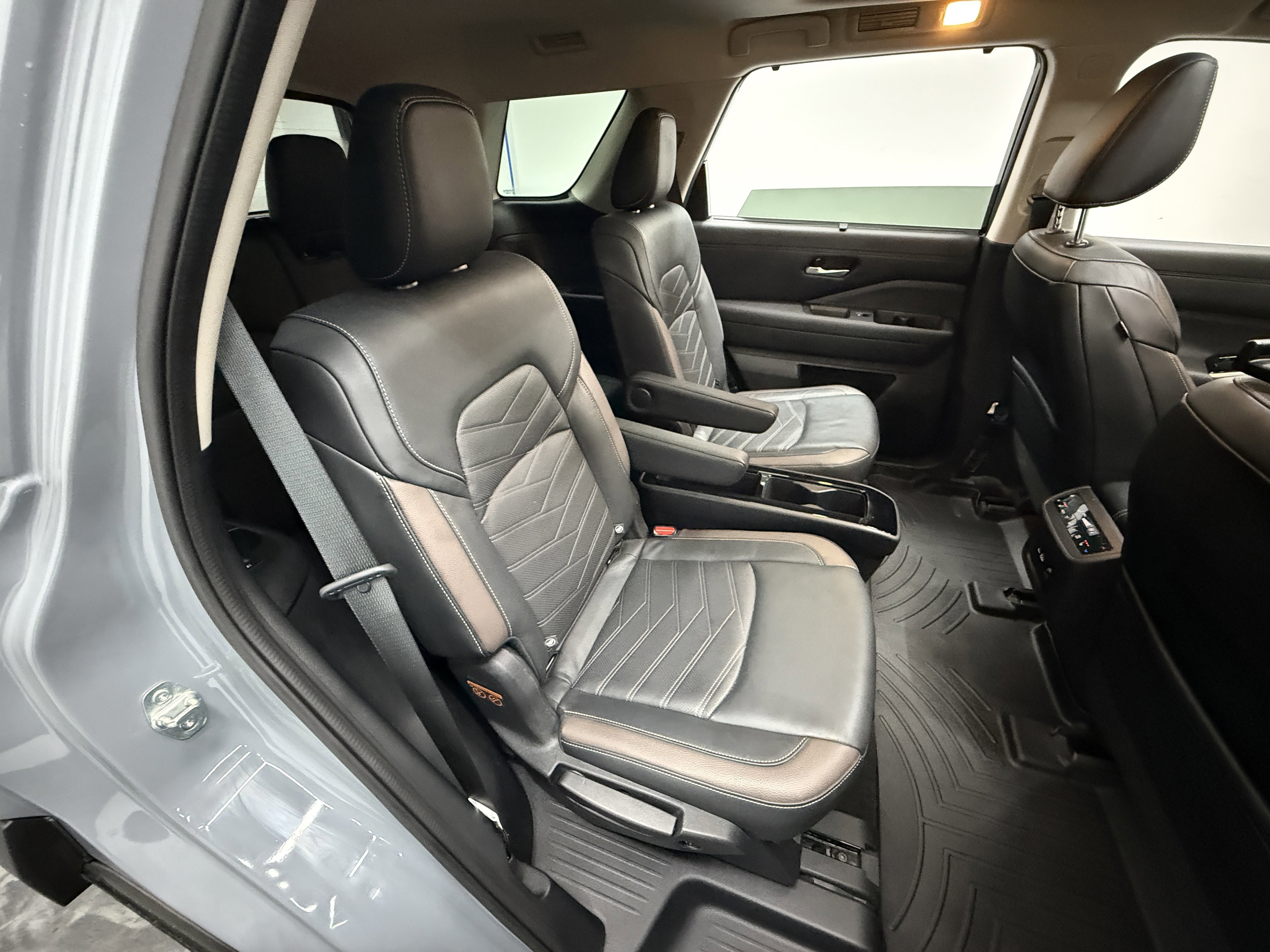 Used 2022 Nissan Pathfinder Platinum image 29