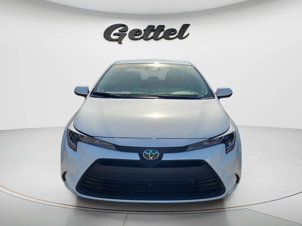 Used 2025 Toyota Corolla LE w/ Convenience Package FWD image 2