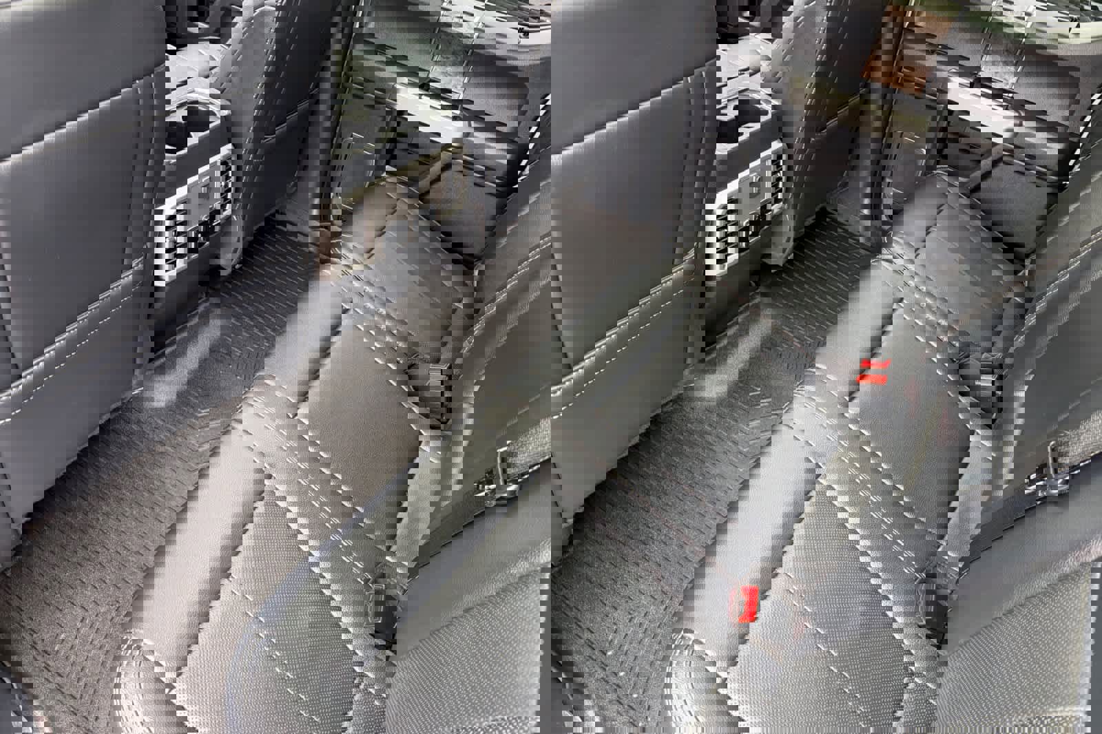 Used 2022 Ford F250 Lariat w/ Black Appearance Package image 4