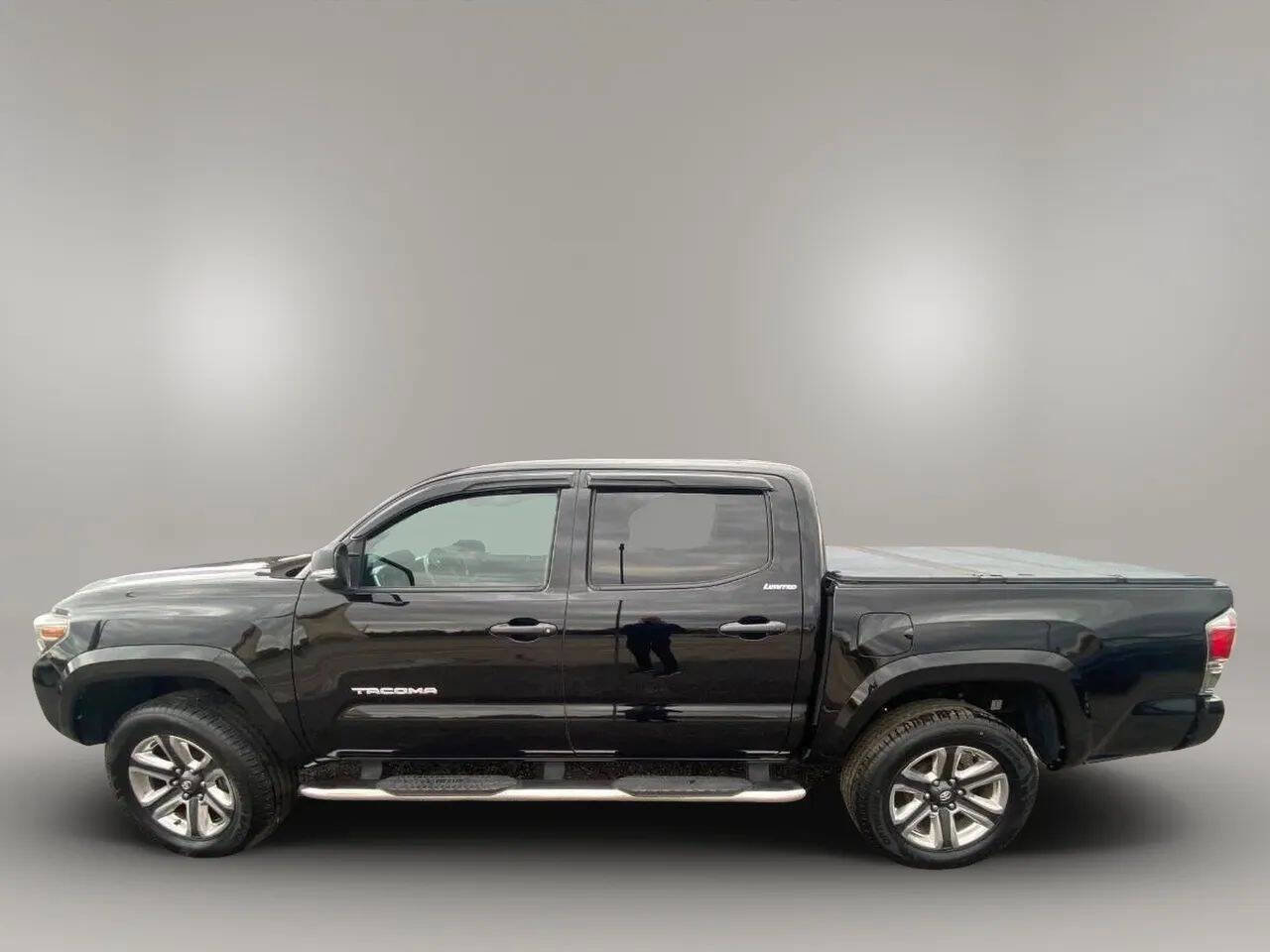 Used 2016 Toyota Tacoma Limited w/ Towing Package image 8