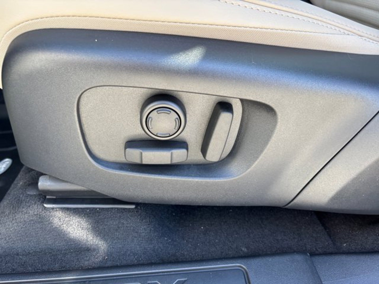 Used 2025 Land Rover Discovery Sport S image 11