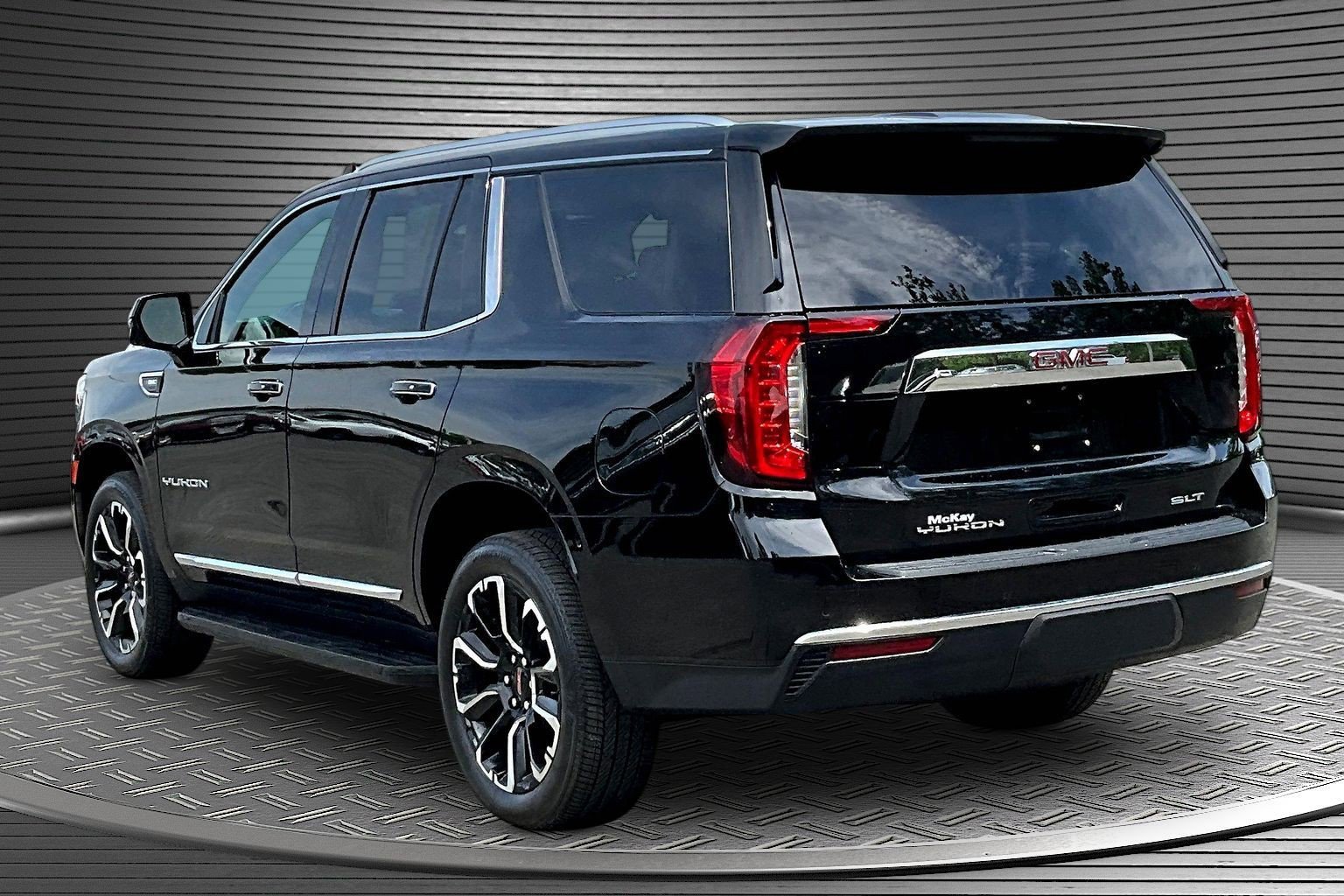 Used 2023 GMC Yukon SLT w/ SLT Premium Package AWD/4WD image 4