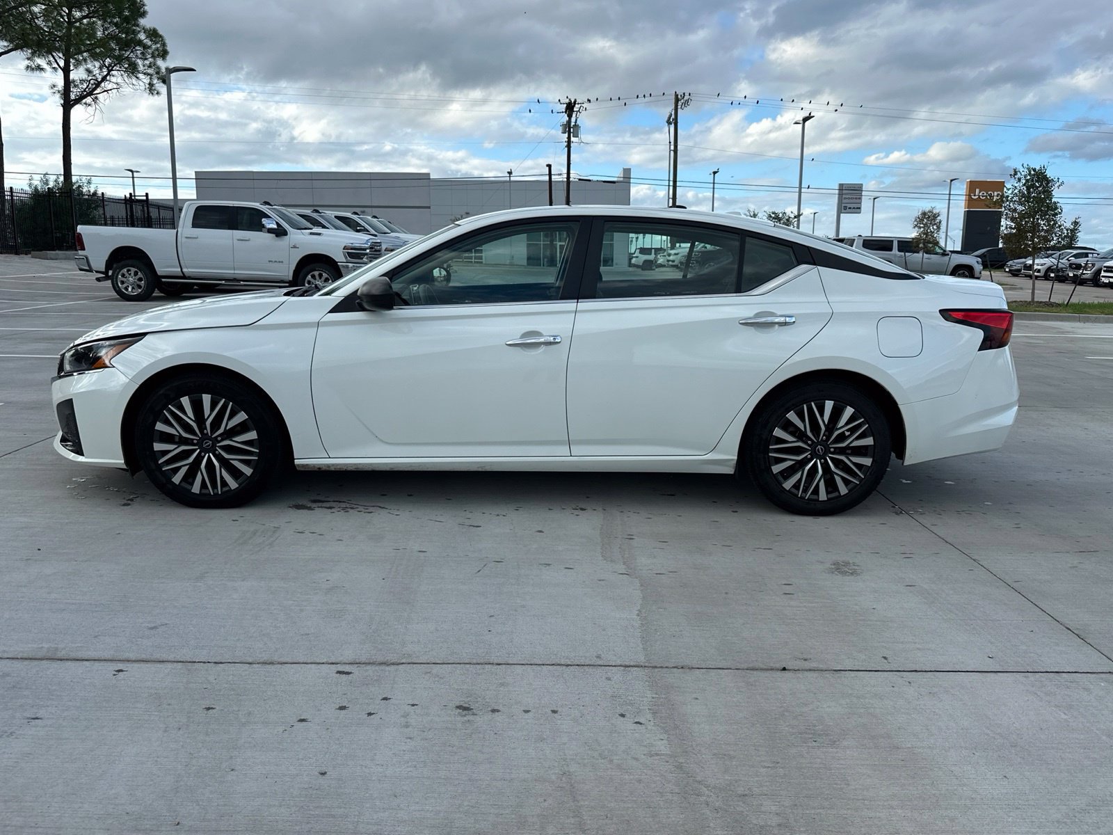 Used 2024 Nissan Altima 2.5 SV FWD image 2