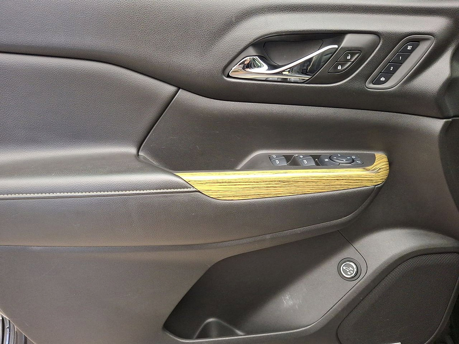 Used 2017 GMC Acadia Denali w/ Technology Package image 10