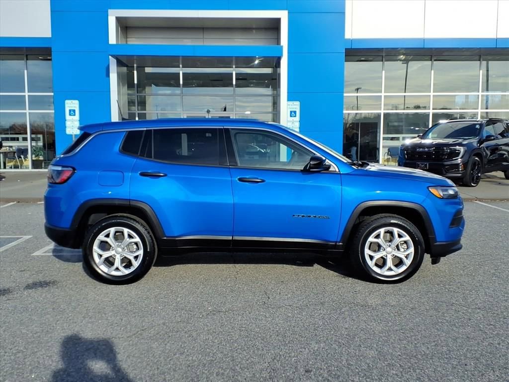 Used 2024 Jeep Compass Sport image 2