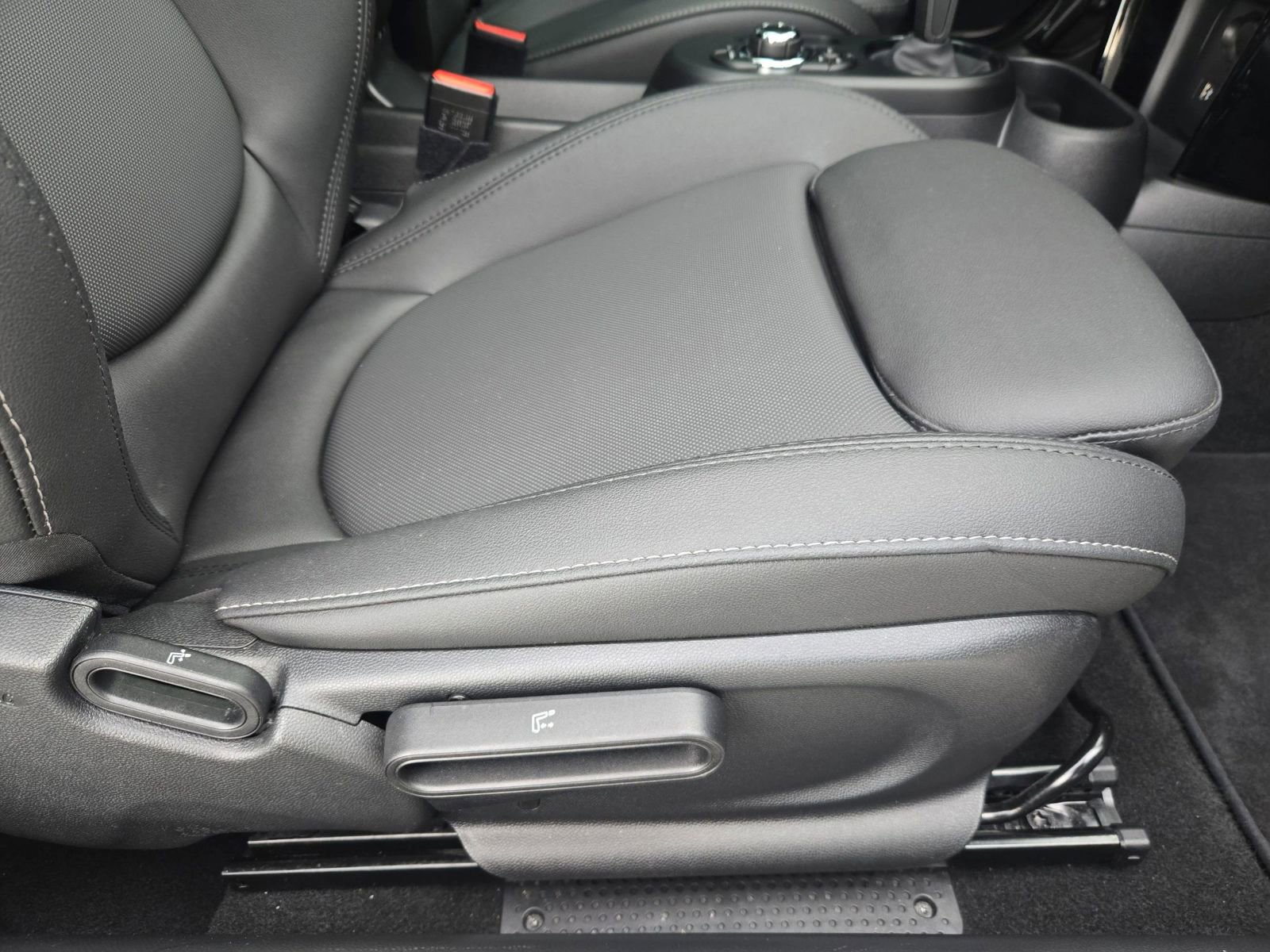 Used 2024 MINI Cooper SE image 24