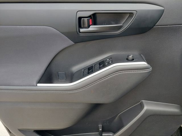Used 2024 Toyota Highlander LE image 41