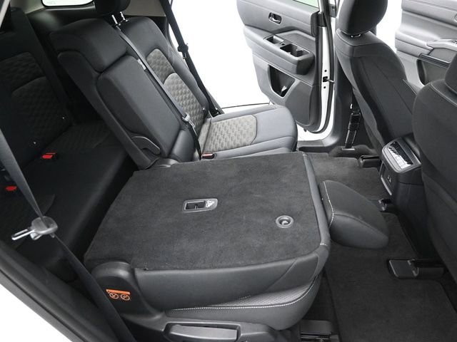 Used 2024 Nissan Pathfinder SV image 11