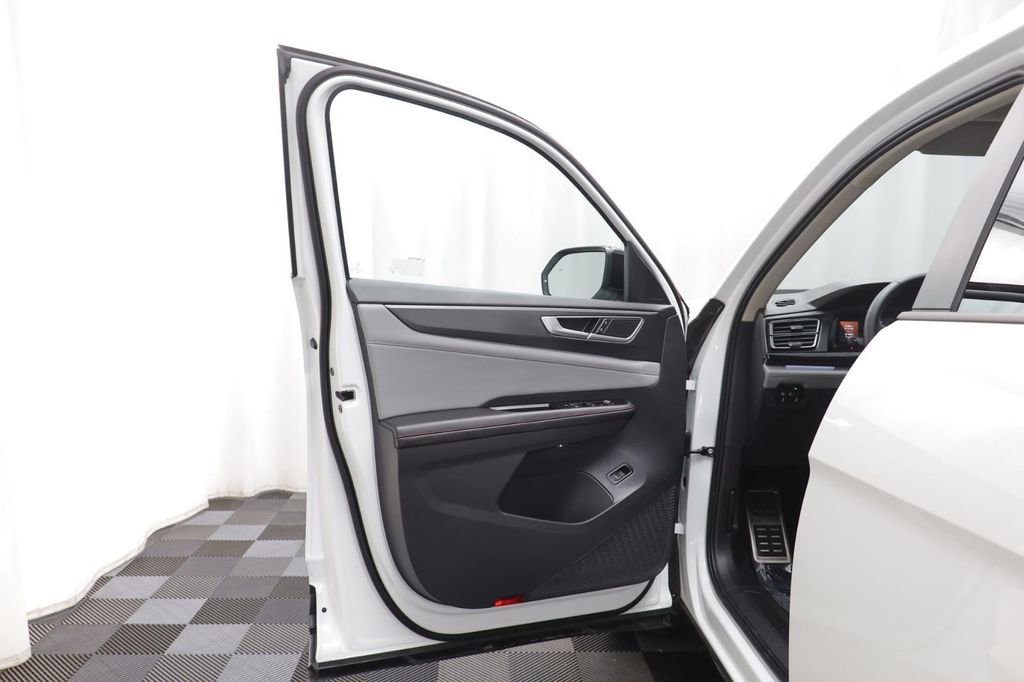 Used 2025 Volkswagen Atlas Peak Edition SE AWD/4WD image 4