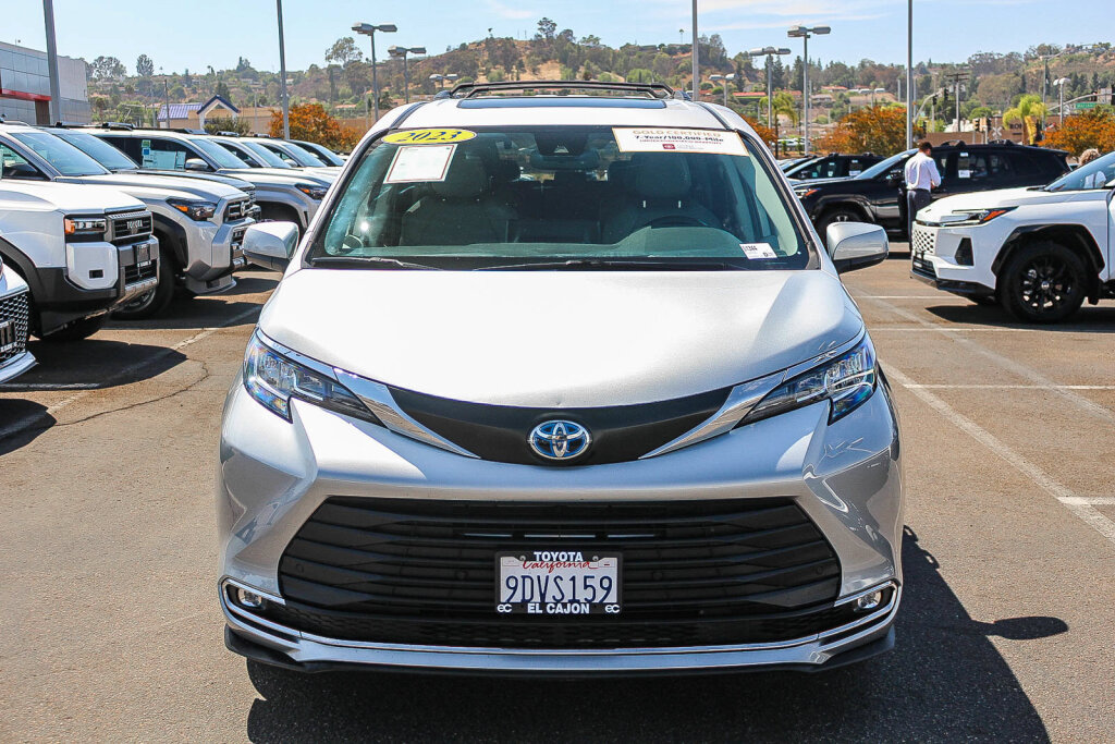 Certified 2023 Toyota Sienna XLE FWD image 22