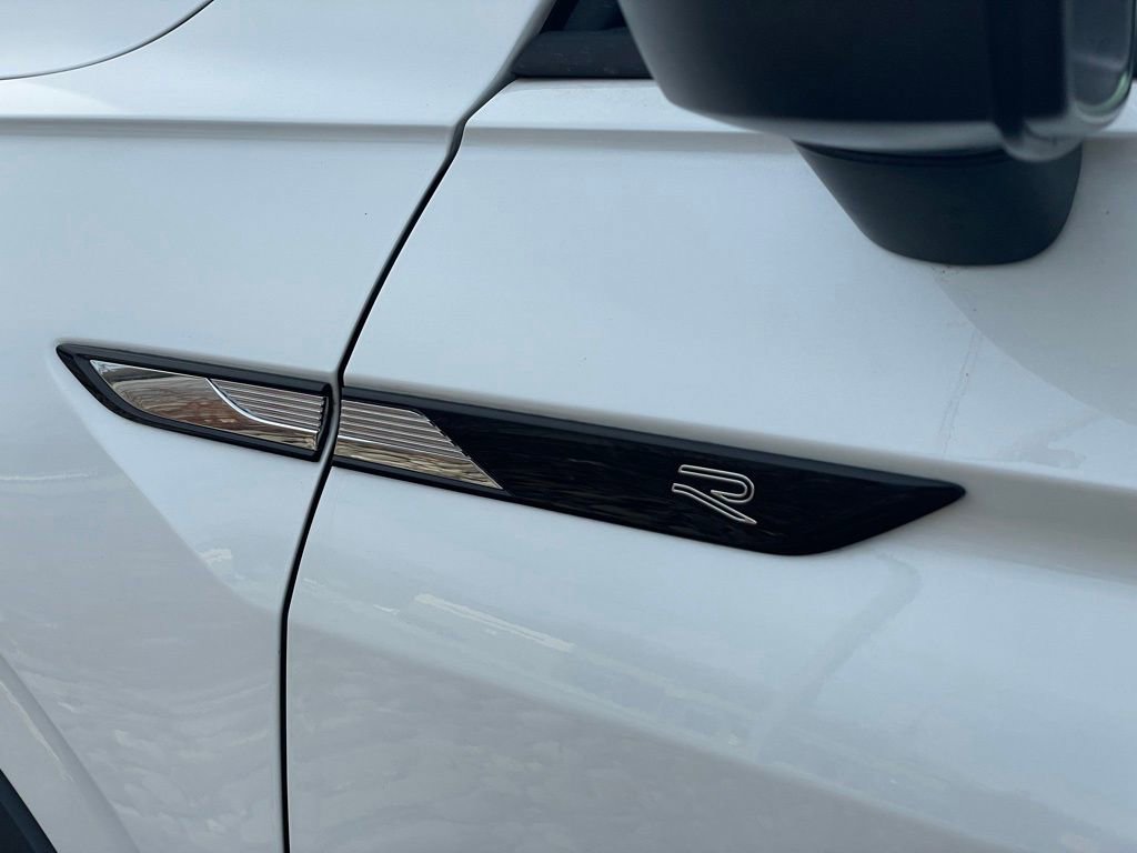 Used 2023 Volkswagen Tiguan SE R-Line image 28