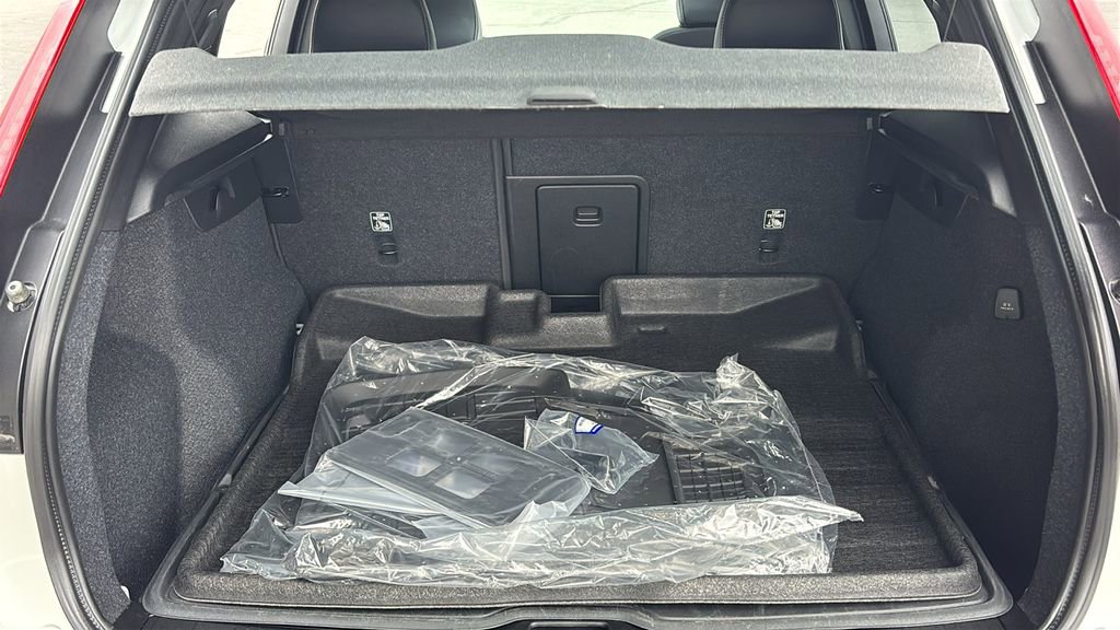 Certified 2026 Volvo XC40 B5 Plus AWD/4WD image 31