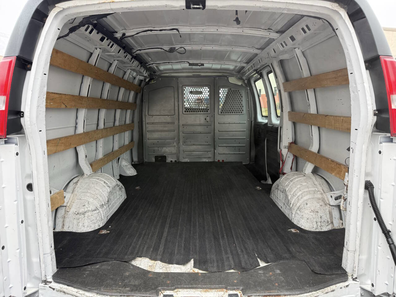 Used 2017 GMC Savana 2500 RWD image 17