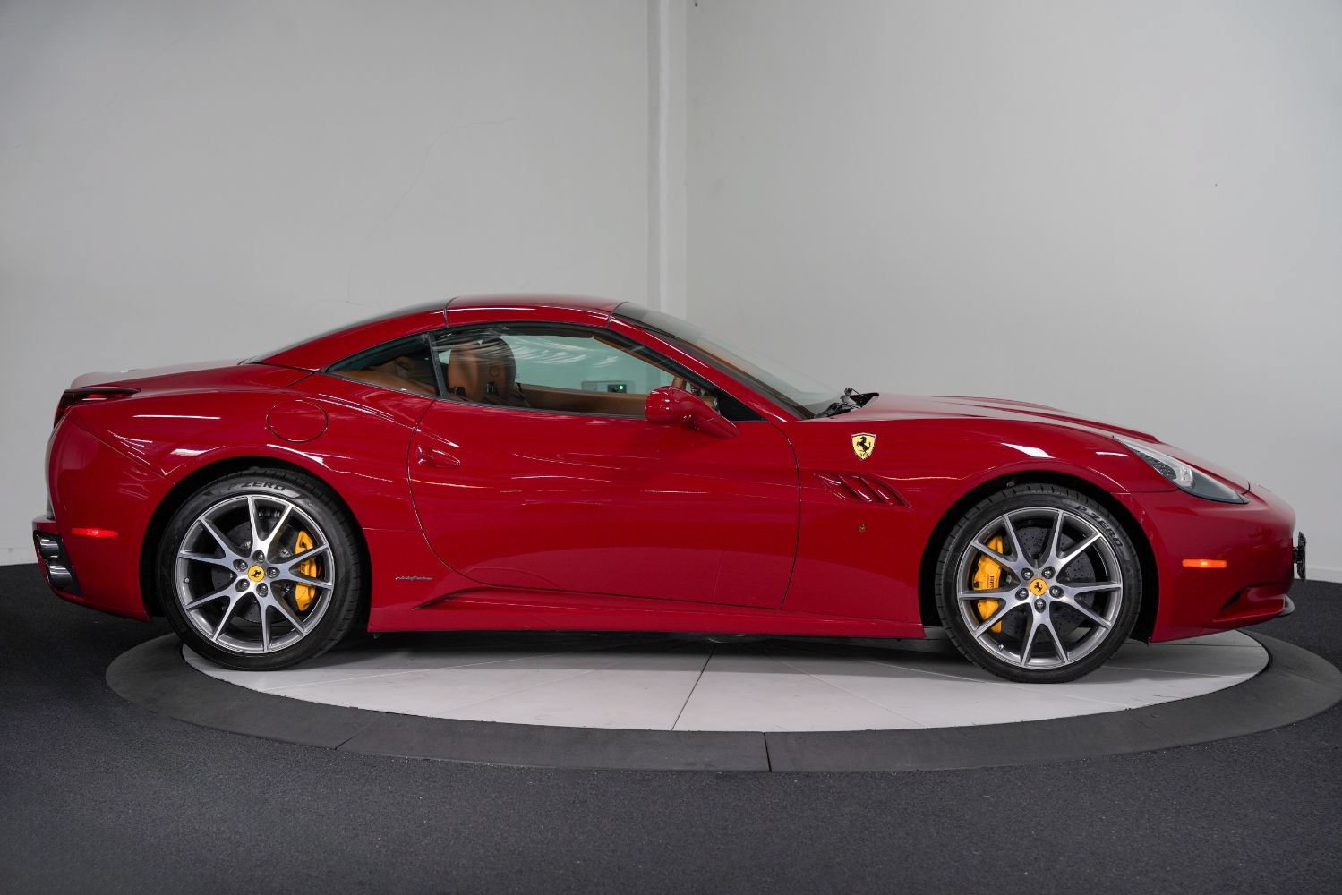 Used 2010 Ferrari California RWD image 8