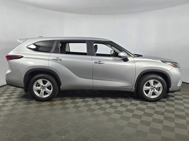 Used 2024 Toyota Highlander LE AWD/4WD image 10