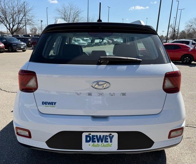 Used 2023 Hyundai Venue Limited image 4