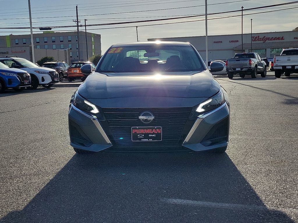 Used 2023 Nissan Altima 2.5 SV AWD/4WD image 3