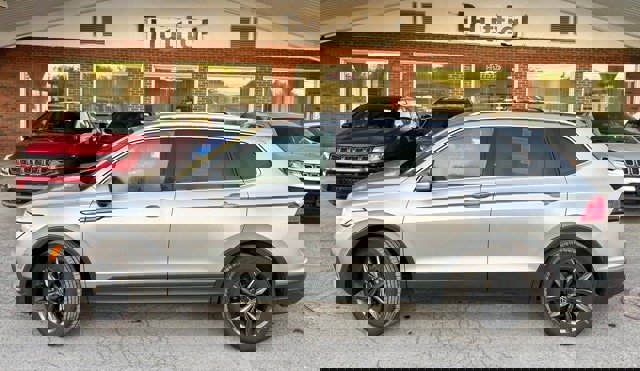 Used 2022 Volkswagen Tiguan SE image 2