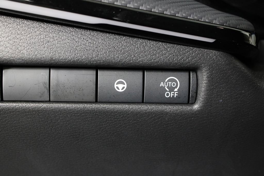 Certified 2025 Nissan Kicks SR image 23