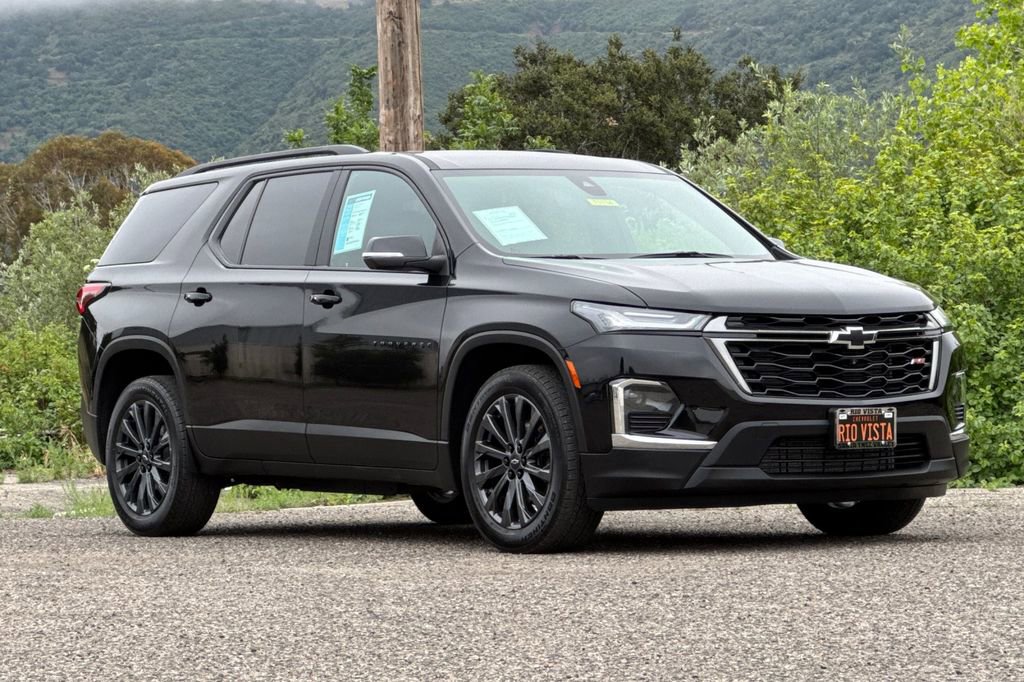 Used 2023 Chevrolet Traverse RS w/ LPO, Cargo Package FWD image 2