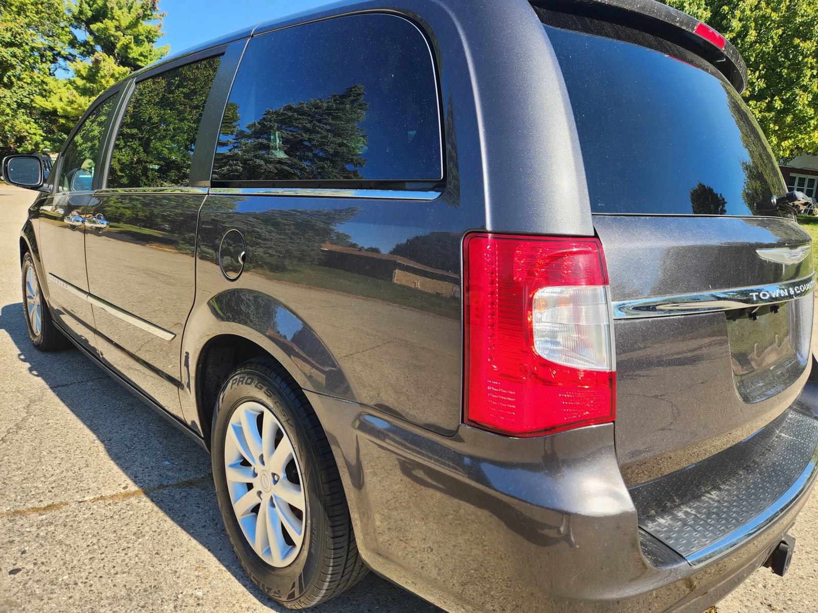 Used 2016 Chrysler Town & Country Limited Platinum w/ Trailer Tow Group FWD image 3