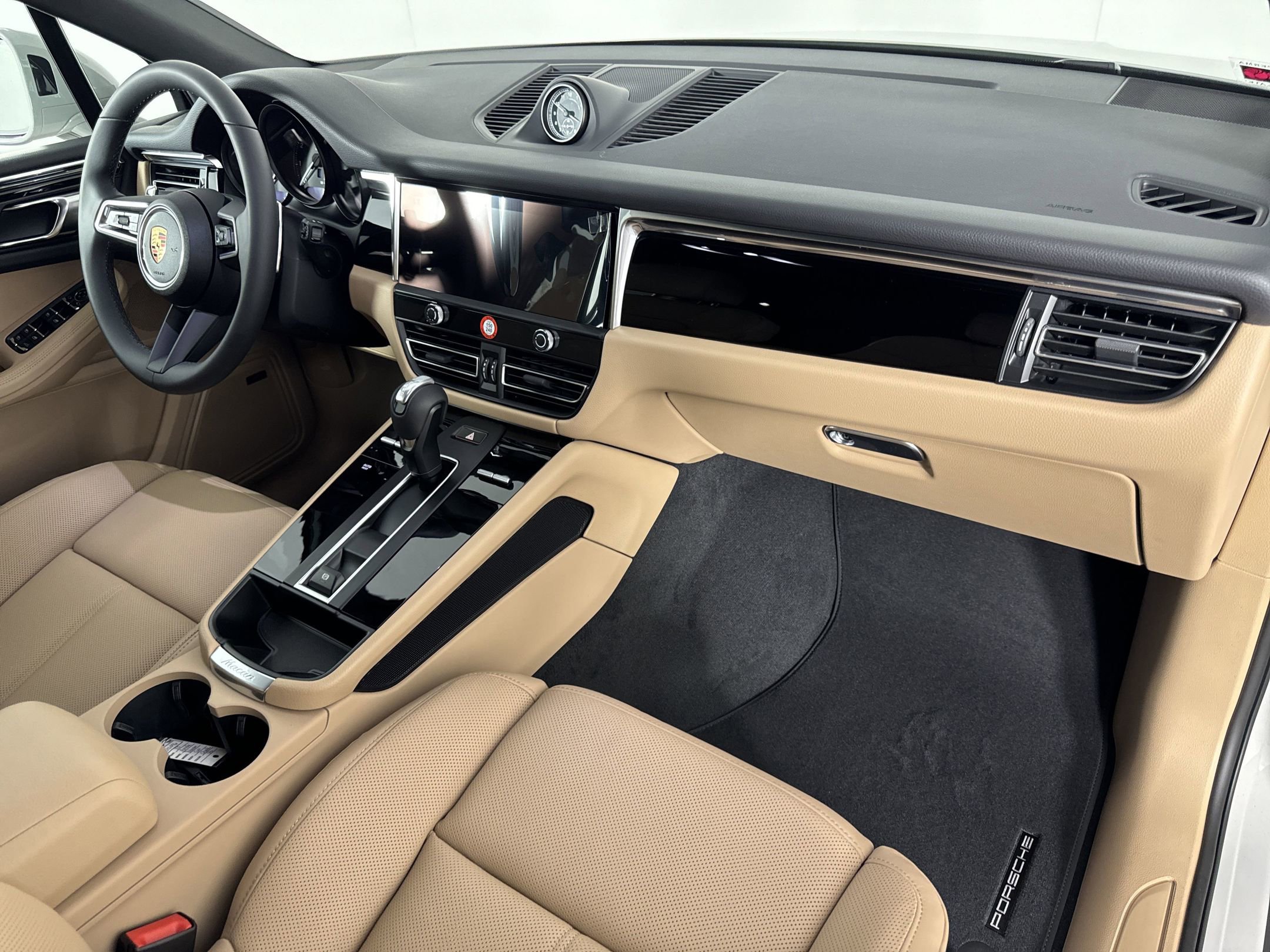 Certified 2025 Porsche Macan image 30